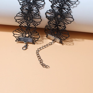 Elegante girocollo in pizzo nero con ciondolo a perla e chiusura in metallo regolabile