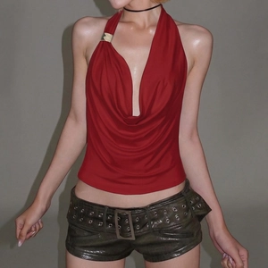 Détail du haut dos nu rouge avec décolleté en V profond et short en cuir marron