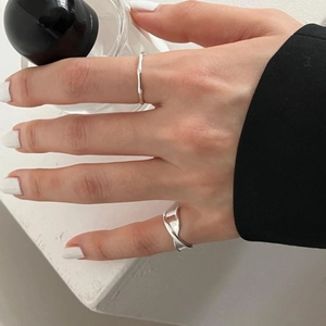 Minimalist S925 sterling silver stacked rings with irregular twist design on model hand
