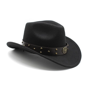 Détail d'un chapeau de cow-boy noir avec bande en cuir, rivets et badge tête de taureau