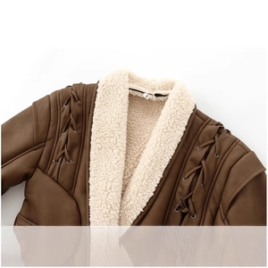 Giacca in pelle marrone con fodera in shearling e dettagli stringati sulle maniche