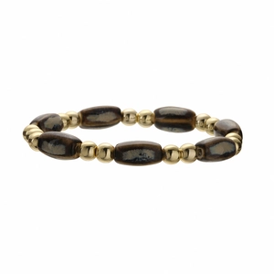 Détail du bracelet en perles de cuivre dorées et perles de céramique ambrées texturées