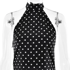 Gros plan du haut dos nu à pois noir et blanc avec détail du tissu en satin lisse