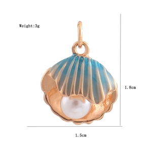 Détail du pendentif coquillage doré avec dégradé bleu et perle, taille 1,5 cm x 1,8 cm