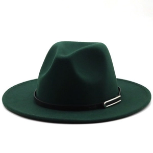 Gros plan d'un chapeau fedora en feutre vert foncé avec bande en cuir et boucle