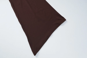 Vue détaillée des poignets évasés marron avec double couture sur robe en maille