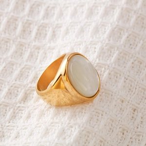 Elegante anello in acciaio inossidabile dorato con inserto in conchiglia bianca su maglia