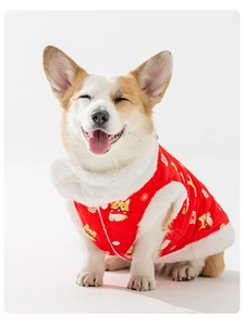 Dettaglio del gilet invernale rosso per animali con stampa Corgi e bordo in finta pelliccia