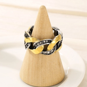 Gros plan sur la bague chaîne bicolore avec oxydes de zirconium sur support bois