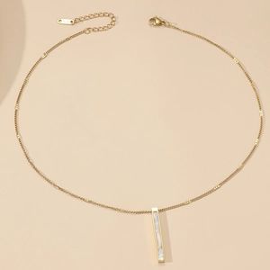 Collana minimalista in acciaio al titanio dorato con pendente rettangolare in madreperla