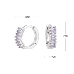 Détails des boucles d'oreilles huggie en argent S925 avec zircons violets et mesures