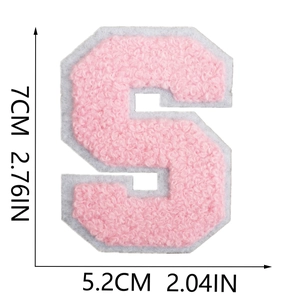 Dettaglio della toppa con lettera S in ciniglia rosa con dimensioni altezza 7 cm