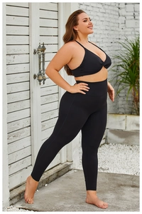 Détail du legging de yoga noir grande taille taille haute et du soutien-gorge avec nœud