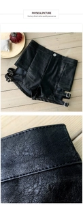 Dettaglio degli shorts in ecopelle nera con doppie fibbie in metallo argento regolabili
