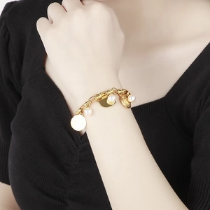 Bracelet chaîne dorée avec perles blanches élégantes et breloque cadenas cœur