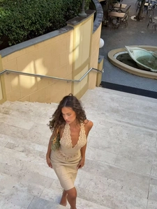 Détail de la robe licou avec décolleté plongeant en V, dentelle et dos nu