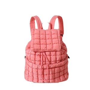 Mochila acolchada rosa con cordón de nailon acolchado sobre un fondo blanco limpio