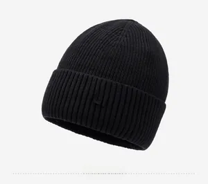 Détail d'un bonnet en maille côtelée noire avec un écusson logo ny sur le revers