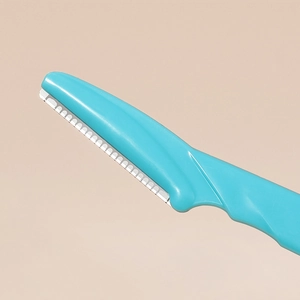 Portable mint green eyebrow razor with serrated stainless steel blade for precise grooming