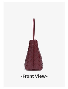 Vue latérale du sac seau en cuir tressé bordeaux avec un motif intrecciato élégant