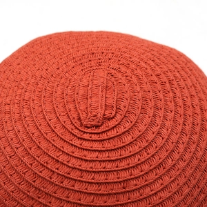 Chapeau de paille tressé orange rouille pour femme avec texture en spirale et petit noeud