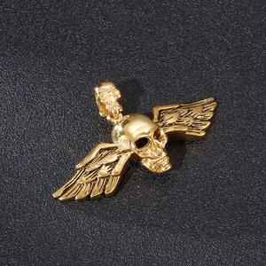 Pendentif tête de mort avec ailes d'ange dorées en acier titane pour hommes