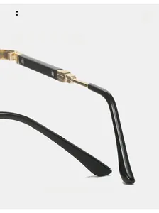 Dettaglio delle aste ergonomiche curve degli occhiali con cerniere in metallo dorato