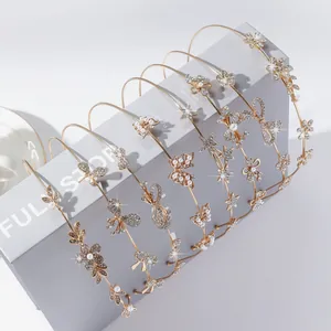 Détail de huit serre-têtes dorés avec fleurs, papillons, perles et strass brillants