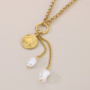 Détail du collier doré avec pendentif pièce en coquillage et pampilles de perles baroques