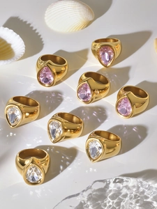 Vue détaillée de bagues avec zircons roses et blancs taille poire et placage or 18 carats