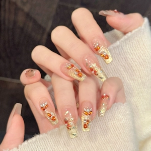 Handgemaakte coffin-nagels met gouden glitters en kristallen bloemversieringen