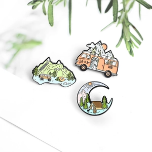 Emaille-Pins-Set Camping-Abenteuer mit Bergen, Wald und Wohnmobil-Designs