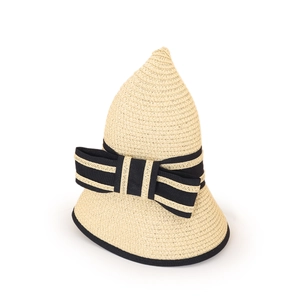 Détail du chapeau de paille tressé avec nœud noir contrasté et bordure à texture fine