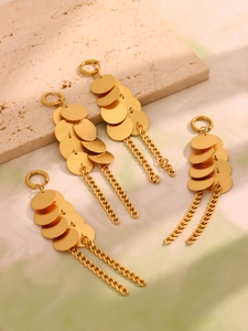 Détail de boucles d'oreilles franges en acier inoxydable doré 18K sur pierre