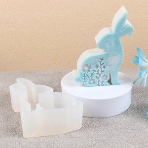 Détail d'un moule en silicone lapin avec relief floral complexe pour la création de bougies