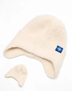 Gros plan du bonnet en maille à oreillettes montrant la texture douce et la vue arrière