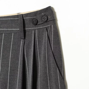 Pantalon à rayures gris foncé pour femme avec détails de boutons et plis à la taille