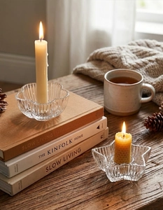 Nahaufnahme nordischer Kristallglas-Kerzenhalter auf Holztisch für romantische Dekoration