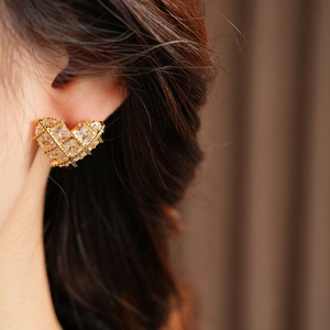 Gros plan sur les boucles d'oreilles cœur en or 18 carats avec oxydes de zirconium