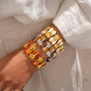 Bracciale a catena con goccia di zircone retrò e smalto indossato da modella