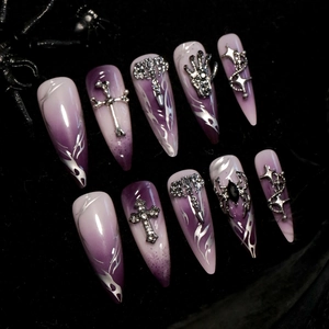 Unghie finte stiletto gotiche con sfumatura viola, fiamme d'argento e croce a ragno