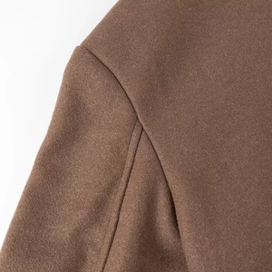 Détail de la couture d'épaule et de la texture en laine d'une veste d'hiver marron