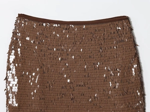 Vue détaillée d'une mini-jupe à paillettes marron avec taille élastique et fini brillant