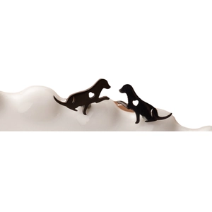 Boucles d'oreilles chiot en acier noir avec cœur évidé sur un présentoir minimaliste