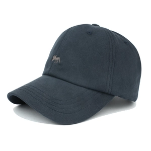 Détail de la broderie renard sur casquette de baseball en coton bleu marine à visière