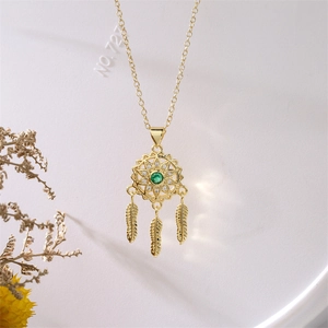 Collana acchiappasogni dorata con gemma rotonda verde e tre ciondoli a forma di piuma