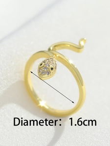 Detail eines goldenen Schlangenrings mit 1,6 cm Durchmesser und Kristallkopf