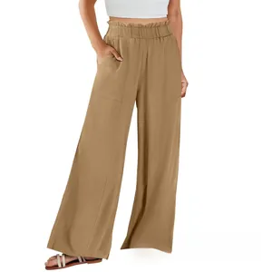 Vista dettagliata della trama in lino dei pantaloni larghi color caffè con elastico in vita
