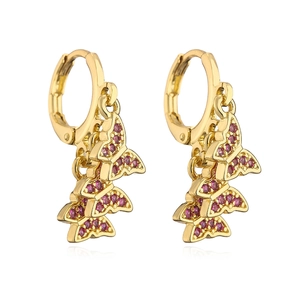 Details von 18K vergoldeten Schmetterlings-Ohrringen mit rosa Zirkonia auf weißem Grund