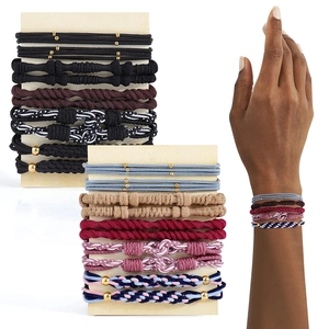 Set de gomas para el pelo bohemias con cuentas doradas en tarjetas y muñeca de modelo
